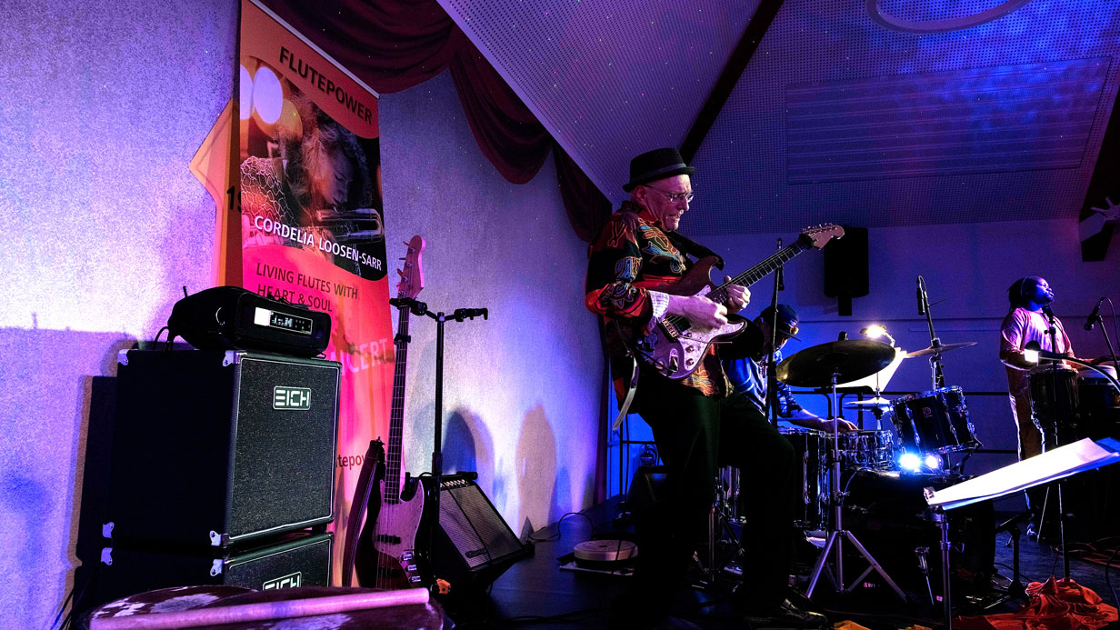 Georg spielt E-Gitarre