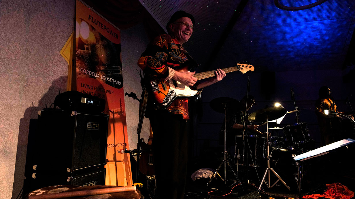 Georg spielt Bass