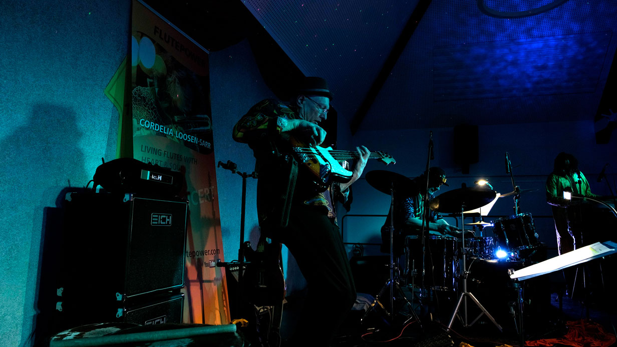 Georg spielt Bass